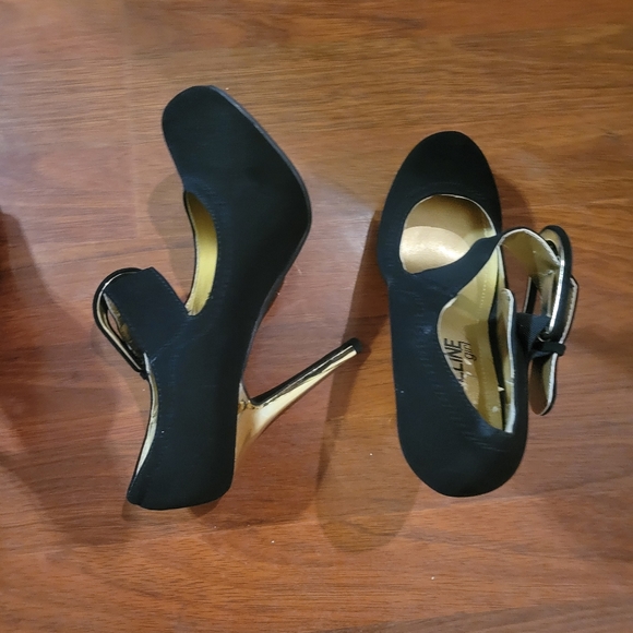 Black closed toed heels - Picture 2 of 3
